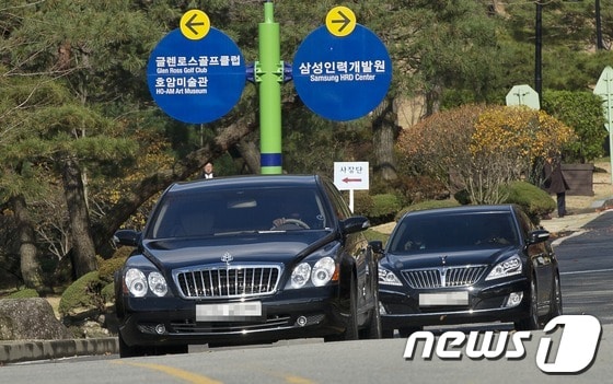 삼성그룹의 창업주 호암 이병철 회장의 25주기 추모식이 진행된 19일 오전 경기 용인 선영에서 이건희 삼성그룹 회장의 차량이 추모식을 마친 뒤 선영을 나서고 있다. 2012.11.19/뉴스1 © News1   이명근 기자