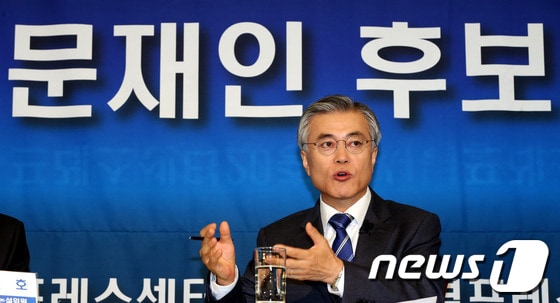 문재인 민주통합당 대선후보가 19일 오전 서울 광화문 프레스센터에서 열린 한국기자협회 주최 대선후보초청 토론회에 참석해 모두발언을 하고 있다.2012.11.19/뉴스1 © News1   이광호 기자