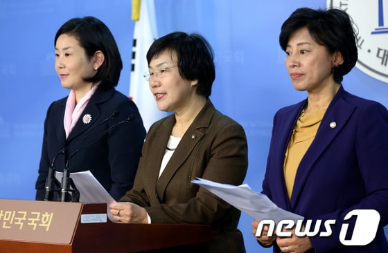 국회 아동ㆍ여성대상 성폭력 대책 특별위원회 이미경 위원장과 새누리당 김희정, 민주통합당 남인순 간사가 19일 오후 서울 여의도 국회 정론관에서 활동 성과에 대해 설명하고 있다. 2012.11.19/뉴스1 © News1 박정호 기자