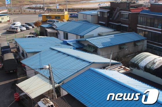 한국자산관리공사,경기 광주시,기획재정부,국토해양부가 국유지 무단점유 불법건축물 철거 주체에 대한 법해석을 놓고 서로 다른 의견을 내놓고 있어 시정이 이뤄지지 않고 있다. 사진은 경기 광주시 송정동 국유지 위 지상에 설치된 불법건축물. © News1 정원평기자