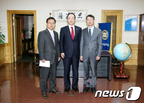 미래와 도전 이병철 대표(오른쪽)이 김기섭 부산대총장(가운데)에게 발전기금을 전달한 뒤 안중환 기계공학부 학부장과 기념촬영을 하고 있다.(부산대 제공).© News1 