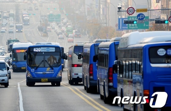 서울 강남대로에서 시내버스들이 운행을 하고 있다. © News1   이정선 기자