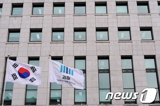 부장검사급 검찰간부의 뇌물수수 의혹이 불거진 데 이어 올해 초 임용된 검사의 성추문 사건까지 검찰 악재가 잇따른 가운데 23일 서울 서초동 대검찰청에서 검찰기가 바람에 펄럭이고 있다. © News1 허경 기자