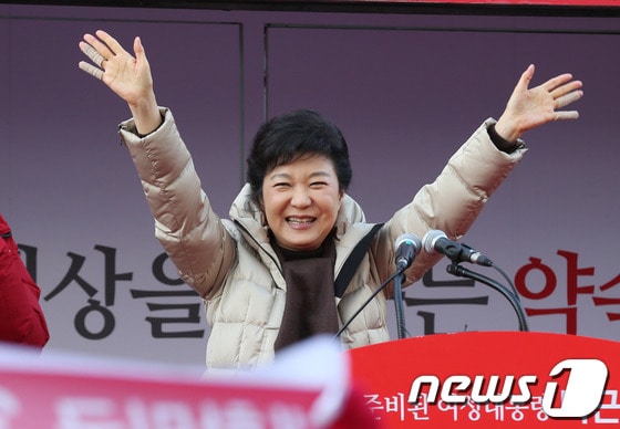          박근혜 새누리당 대선 후보가 29일 오전 서울 양천구 목동 현대백화점 앞에서 서울 첫 유세를 벌이고 시민들을 향해 손을 흔들고 있다. 2012.11.29/뉴스1 © News1 양동욱 기자