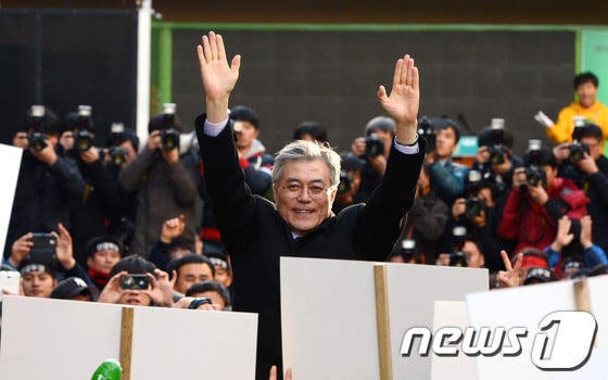 29일 경남 진주 대안동 중앙시장을 찾은 민주통합당 문재인후보가 시민들에게 손을 흔들고 있다. 2012.11.29/뉴스1 © News1 이광호 기자