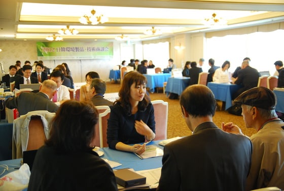 지난 14일 일본 도쿄에서 열린 '한일 친환경 제품 및 기술 상담회'에서 한일 관계자가 상담을 하고 있다. © News1 