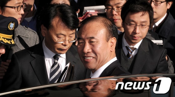 뇌물수수 검사와 성추문 검사 파문에 이어 검찰총장과 대검 중수부장이 충돌하는 검찰 사상 초유의 위기에 처한 가운데 한상대 검찰총장이 30일 오전 서울 서초동 대검찰청에서 사퇴를 발표한 후 차에 오르고 있다. © News1 안은나 인턴기자