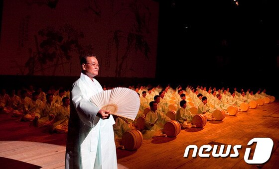 제 8회 창신제 공연 중 윤영달 회장이 크라운-해태 임직원의 사철가 100인 떼창을 이끌고 있다. © News1  