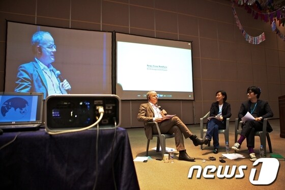 한스 울리히 오브리스트가 문경원, 전준호 작가를 특별 인터뷰를 하고 있다 / 사진제공=광주비엔날레© News1