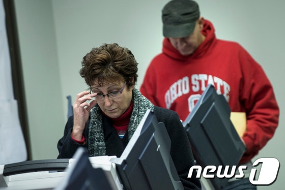 조기투표 마지막날인 5일(현지시간) 전자투표중인 오하이오 주민들 © AFP=News1 