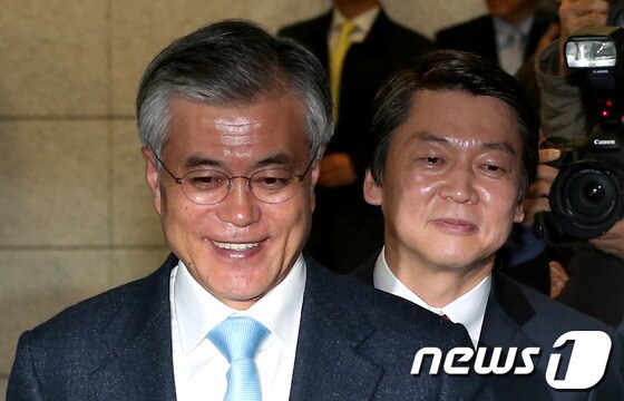 민주통합당 문재인 대선 후보와 무소속 안철수 대선 후보가 6일 오후 서울 용산구 효창동 백범기념관에서 단일화 논의를 위한 첫 회동을 마친 뒤 함께 회동장을 나서고 있다. 2012.11.6/뉴스1 © News1 양동욱 기자