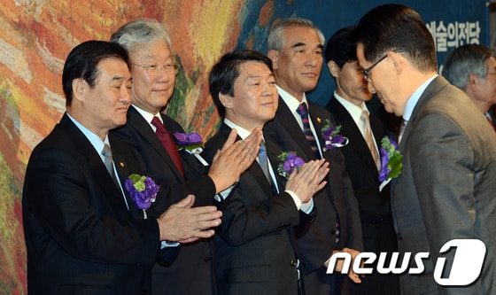 7일 오후 서울 서초구 예술의 전당에서 열린 '반 고흐 in 파리' 개막식에서 박지원 민주통합당 원내대표의 인사말에 내빈들이 박수를 치고 있다. (왼쪽부터) 강창희 국회의장, 장재구 한국일보사 미디어그룹 회장, 안철수 무소속 대선후보. (사진공동취재단) 2012.11.7/뉴스1 © News1 사진공동취재단