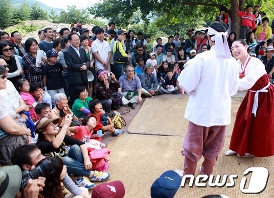 마당극 &#39;최 참판 댁 경사났네&#39; 공연 모습.&#40;하동군 제공&#41;© News1 