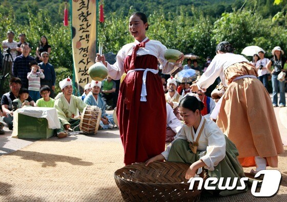경남 하동군 악양면 평사리 최 찬판 댁에서 펼친 마당극 &#39;최 참판 댁 경사났네&#39; 공연 모습.&#40;하동군 제공&#41;© News1 