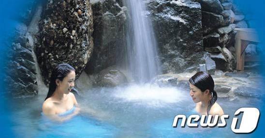 덕산온천에서 온천을 즐기고 있다.© News1 