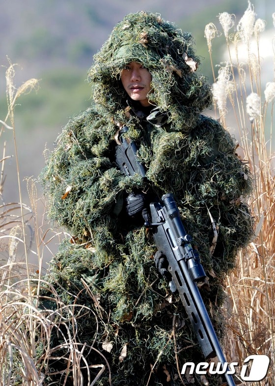 저격수로 위장한 오종혁 병장./사진제공=해병대 1사단© News1 