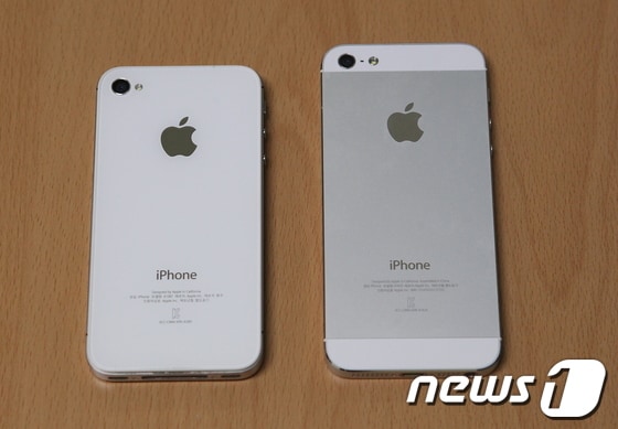 아이폰4S(완쪽)과 '아이폰5' 뒷면 비교© News1   서영진 기자