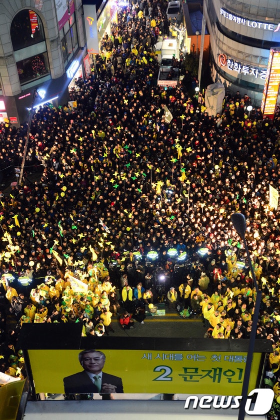 지난 13일 광주 동구 금남로에서 열린 문재인 민주통합당 대선후보의 유세에서 수많은 인파가 문 후보를 향해 환호하고 있다. © News1 이광호 기자