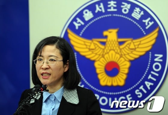 14일 오후 서울 서초경찰서에서 임병숙 수사과장이 검사 성추행 피해여성 사진유출 사건과 관련해 중간 수사 내용을 발표하고 있다. 2012.12.14/뉴스1 © News1 허경 기자