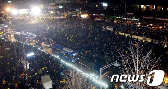 대선 공식선거운동 마지막 주말인 15일 오후 서울 광화문광장에서 벌어진 민주통합당 문재인 대선후보의 유세에 수많은 인파가 몰려있다. 2012.12.15/뉴스1 © News1 손형주 인턴기자