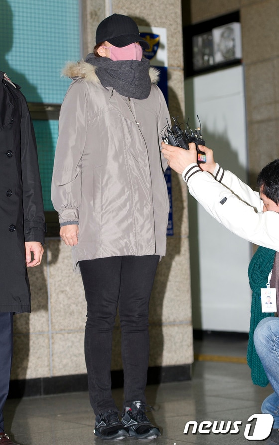 문재인 민주통합당 대선후보에 대한 비방댓글을 달았다는 의혹을 받고 있는 국정원 여직원 김모씨가 15일 오후 서울 수서경찰서에서 소환조사를 마친 뒤 심경을 밝히고 있다. © News1 이명근 기자
