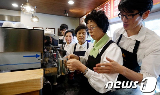 17일 오전 남가좌동 서울 서대문구 서대문종합사회복지관 카페 '이스턴'에서 실버 바리스타가 커피를 만들고 있다.  2012.12.17 머니투데이/뉴스1