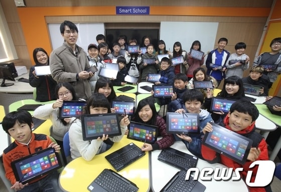 경기도 수원의 효원 초등학교 학생들과 교사가 아티브 스마트PC PRO를 선보이고 있다.© News1  