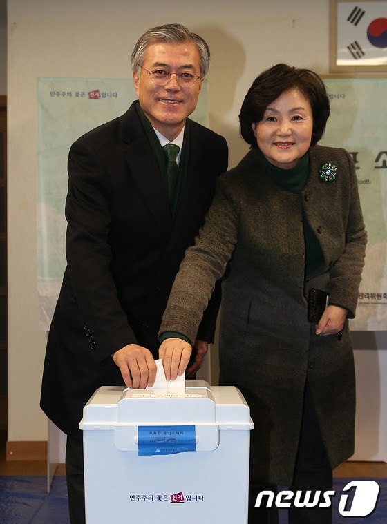 민주통합당 문재인 대선후보와 부인 김정숙씨가 19일 오전 부산 사상구 엄궁동 투표소에서 투표를 하고 있다. 2012.12.19/뉴스1 © News1 양동욱 기자