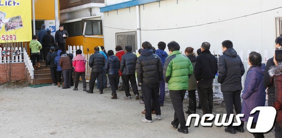 제18대 대통령선거 투표가 일제히 실시된 지난해 12월 19일 광주 북구 삼각동 제3투표소에서 유권자들이 줄을 길게 늘어서 있다. 2012.12.19/ 뉴스1 © News1 김태성 기자
