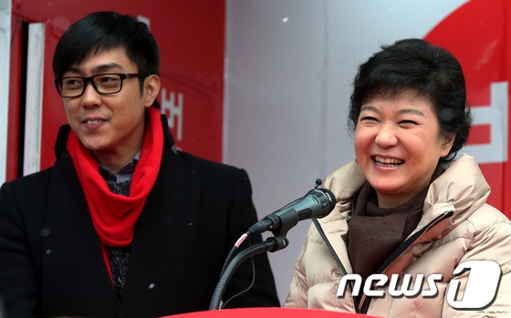 박근혜 새누리당 대선후보가 6일 오후 경기도 안양시 동안구 호계동 범계역 앞에서 유세차량에 올라 조카인 가수 은지원씨와 함께 환하게 웃고 있다. © News1 =박정호 기자 