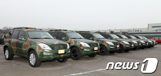 쌍용자동차 군 지휘 차량용 '렉스턴W'(위쪽)·'코란도스포츠'(사진제공=쌍용자동차)© News1