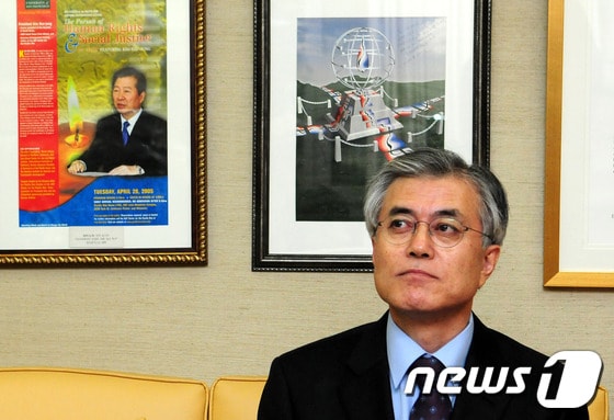 문재인 민주통합당 대표대행이 21일 오후 서울 마포구 동교동 고 김대중 대통령의 자택을 찾아 이희호 여사를 기다리고 있다. 2012.12.21/뉴스1 © News1 (서울=뉴스1)사진공동취재단
