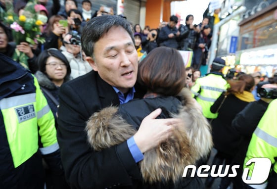 표창원 전 경찰대 교수가 구랍 22일 오후 광주 동구 충장로 광주우체국 앞에서 시민들과 프리허그를 하고 있다. © News1 정회성 