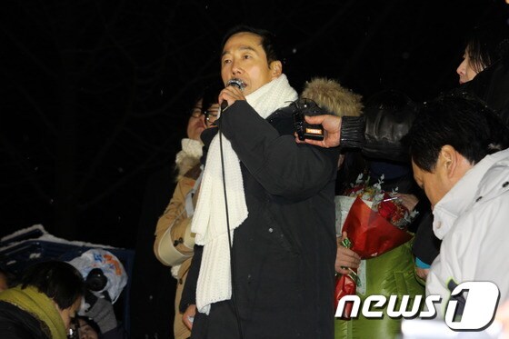 민주통합당 정봉주 전 의원이 25일 홍성교도소를 출소해 연설을 하고 있다.2012.12.25/뉴스1 © News1 송원석 기자