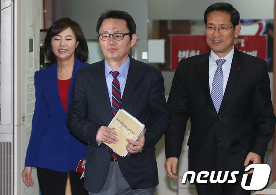 박근혜 대통령 당선인의 윤창중 인수위 수석대변인(가운데)과 박선규·조윤선 인수위 대변인이 25일 오후 서울 여의도 당사에서 기자회견을 갖기 위해 입장하고 있다. 2012.12.25/뉴스1 © News1 양동욱 기자