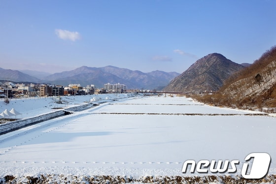 가평 자라섬씽씽겨울축제 준비가 순조롭게 진행되고 있다고 26일 군이 밝혔다. 사진은 눈덮인 축제장 전경. /사진제공=가평군 © News1  
