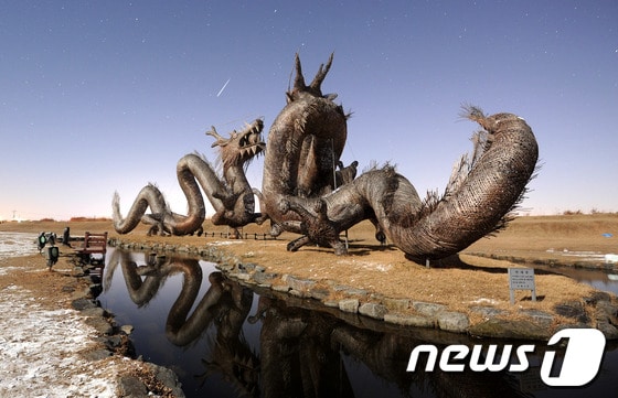 전북 김제 벽골제에 설치돼 있는 쌍용 조형물.   2012.12.27/뉴스1 © News1   김대웅 기자
