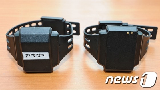 헌법재판소는 지난해 청주지법 충주지원이 위헌법률심판이 제청한 '전자발찌법' 시행 이전에 성범죄를 저지른 사람에게도 법을 소급적용해 전자발찌를 채우도록 한 조항에 대해 합헌 결정했다. 사진은 지난해 10월14일 서울 동대문구 휘경동 법무부 보호관찰소에서 신형 위치추적 전자장치 공개모습. 2012.12.27/뉴스1 © News1 이동원 기자