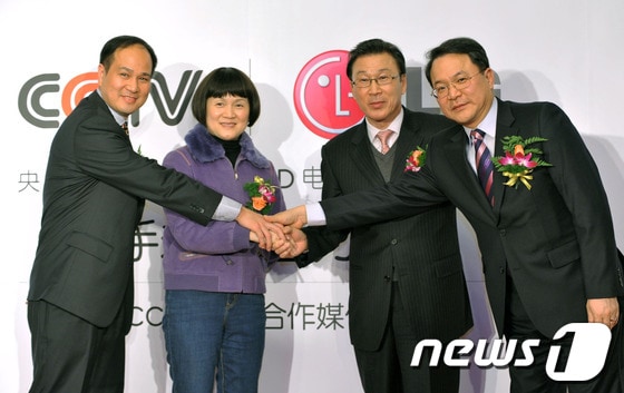 27일 북경 케리(Kerry) 호텔에서 열린 전략적 제휴 체결식. 왼쪽부터 CCTV 위뿌(余步) 부주임, 리이(李怡) 상무 부주임, 신문범 LG전자 중국법인장 사장, 송교영 중국법인 B2C담당 상무.(사진=LG전자)© News1  