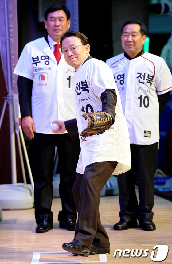 28일 오후 전북 도청광장에서 열린 프로야구 10구단 유치 전북 서포터즈단 발대식에서 김완주 전북지사가 10구단의 염원을 담은 시구를 하고 있다.2012.12.28/뉴스1 © News1   김대웅 기자