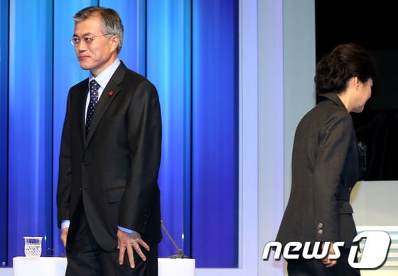 새누리당 박근혜, 민주통합당 문재인 대통령후보가 지난 4일 서울 여의도 문화방송 스튜디오에서 방송토론을 앞두고 인사를 나눈 후 자리로 돌아가고 있다. © News1 이종덕 기자