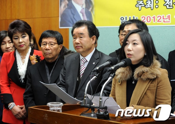 문사모(전북문화사랑모임)회원 50여명이 6일 전북도의회 브리핑룸에서 문재인대통령후보 지지선언을 하고있다.2012.12.6/뉴스1 © News1   김대웅 기자