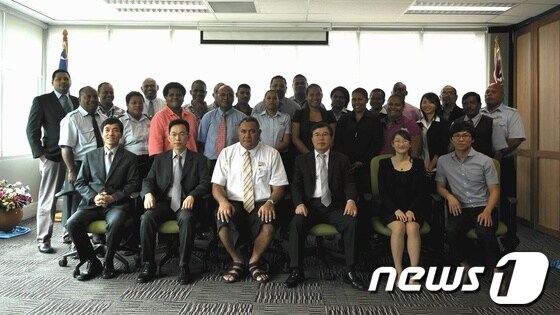 피지세관과 단체사진(1열 좌측 세번째 Mr. Jitoko Tikolevu피지 관세청장, 네번째 이상운 RILO센터장) © News1 