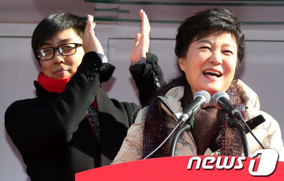 박근혜 새누리당 대통령 후보의 6일 경기도 안산시 단원구 중앙역 유세에 조카인 연예인 은지원씨가 지원하고 있다. 2012.12.6/뉴스1 © News1 이종덕 기자