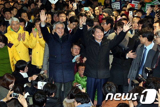 문재인 민주통합당 대선후보가 7일 오후 부산 진구 부전동 지하상가 분수대 앞에서 안철수 전 대선후보와 함께 손을 맞잡아 들어보이며 유권자들에게 인사하고 있다.2012.12.7/뉴스1 © News1 이광호 기자