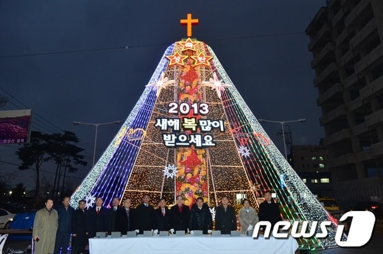 양산종합운동장 앞 사거리 성탄트리의 점등식이 7일 오후 양산지역 기독교총연합회 주관으로 나동연 양산시장을 비롯해 시민과 행사관계자 등이 참석한 가운데 개최됐다.(양산시 제공) © News1