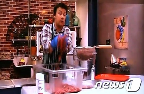 영국 유명 요리사 제이미 올리버가 자신의 쇼에서 핑크 점액물이 만들어지는 과정을 보여주고있다. 그는 사료용으로 쓰일 소의 부산물로 만들어지는 핑크 점액물의 사용 중단을 촉구하는 캠페인을 벌여왔다.. 출처=데일리메일