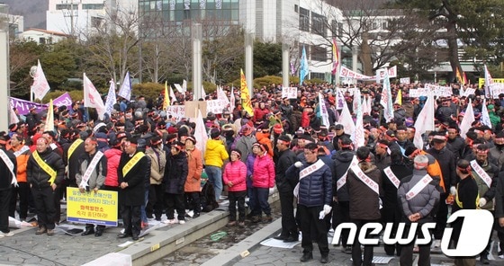 지난해 말 해남군청 앞길에서 열린 해남화력발전소 건설 반대 주민들의 집회 모습© News1