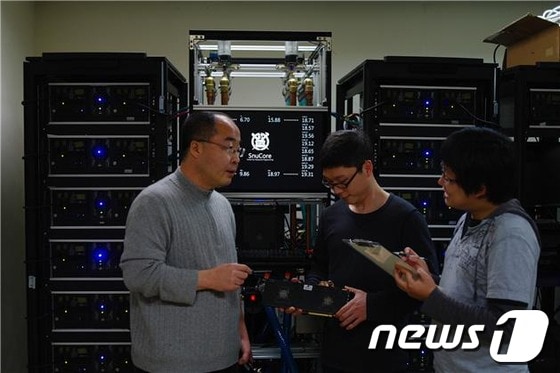 이재진 서울대 교수(왼쪽), 조강원 연구원(오른쪽), 나정호 연구원(가운데)이 슈퍼컴퓨터 '스누코어'의 상태를 점검하고 있다. (한국연구재단) © News1