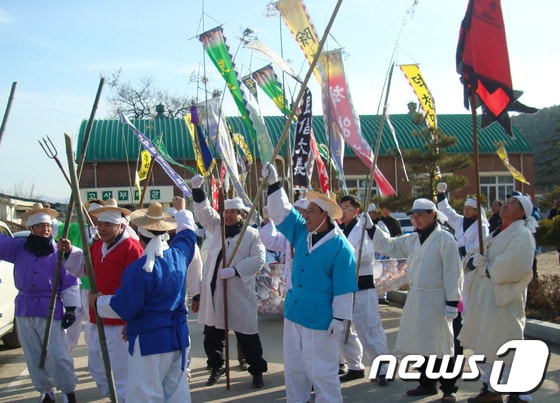정읍 고부에서 118년전 고부관아를 점령한 재현행사에서 동학군들이 함성을 외치고 있다. © News1